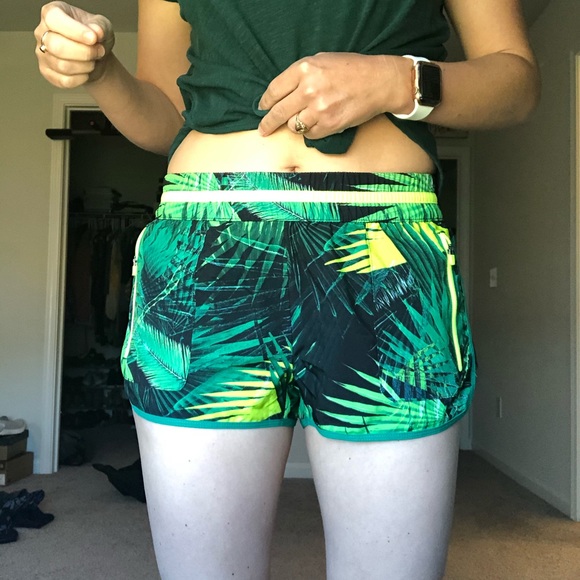 Fabletics green tropical Shorts - Picture 1 of 3